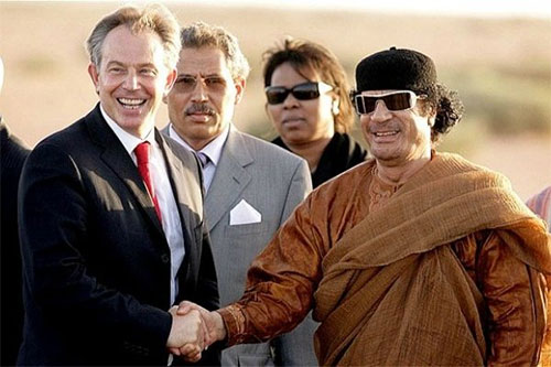 Tony Blair con Muamar Gadafi Informe parlamentario británico denuncia intervención de 2011 en Libia